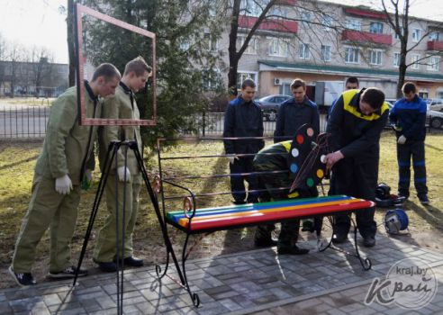 «Искусство, воплощенное в металле». Скамейку художника установили в сквере вилейского колледжа (фото)