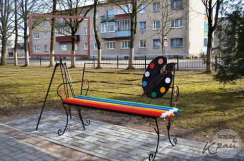 «Искусство, воплощенное в металле». Скамейку художника установили в сквере вилейского колледжа (фото)