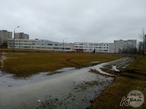 Весной стадион СШ №12 в Молодечно заливает вода. Директор школы: «В ливневке за 100 000 рублей нет необходимости» (фото)