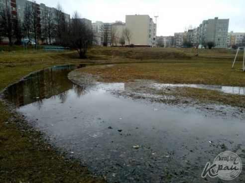 Весной стадион СШ №12 в Молодечно заливает вода. Директор школы: «В ливневке за 100 000 рублей нет необходимости» (фото)
