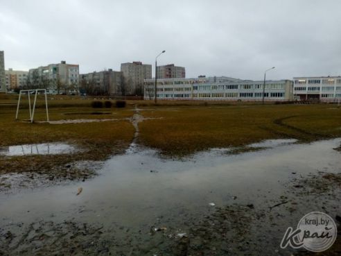 Весной стадион СШ №12 в Молодечно заливает вода. Директор школы: «В ливневке за 100 000 рублей нет необходимости» (фото)