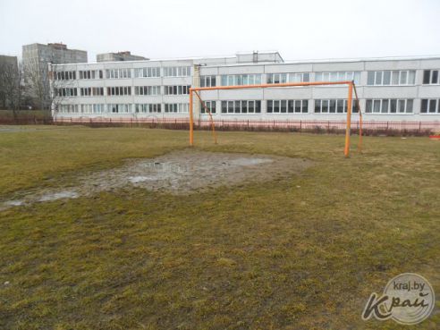 Весной стадион СШ №12 в Молодечно заливает вода. Директор школы: «В ливневке за 100 000 рублей нет необходимости» (фото)