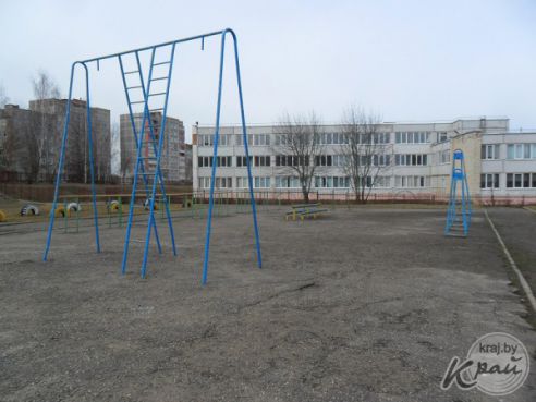 Весной стадион СШ №12 в Молодечно заливает вода. Директор школы: «В ливневке за 100 000 рублей нет необходимости» (фото)