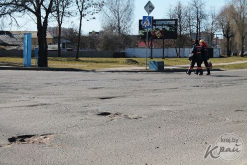 Молодечненцы о состоянии дорог в городе: «Сошел снег – сошел и асфальт» (фотоопрос)