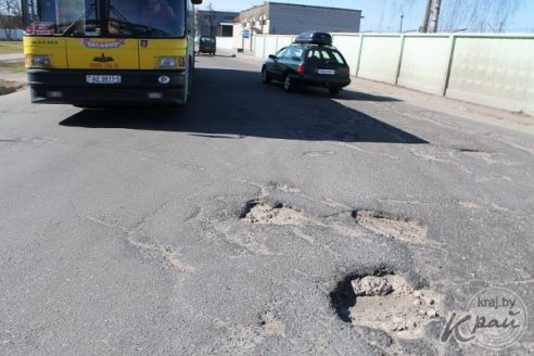 Молодечненцы о состоянии дорог в городе: «Сошел снег – сошел и асфальт» (фотоопрос)