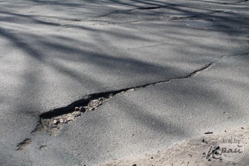 Молодечненцы о состоянии дорог в городе: «Сошел снег – сошел и асфальт» (фотоопрос)