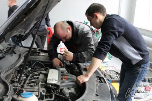 Как работники СТО и будущие автослесари учились в Вилейке менять масло в автомобилях с коробкой автомат (фото)