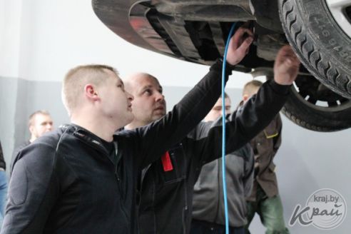 Как работники СТО и будущие автослесари учились в Вилейке менять масло в автомобилях с коробкой автомат (фото)