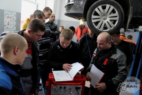 Как работники СТО и будущие автослесари учились в Вилейке менять масло в автомобилях с коробкой автомат (фото)