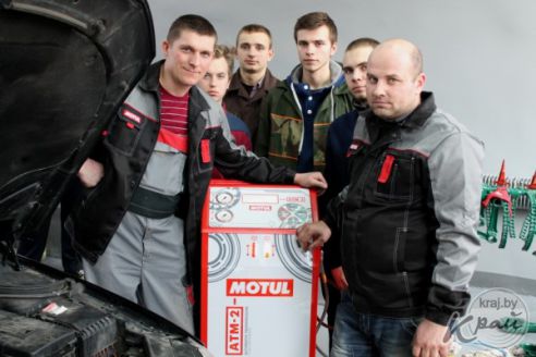 Как работники СТО и будущие автослесари учились в Вилейке менять масло в автомобилях с коробкой автомат (фото)