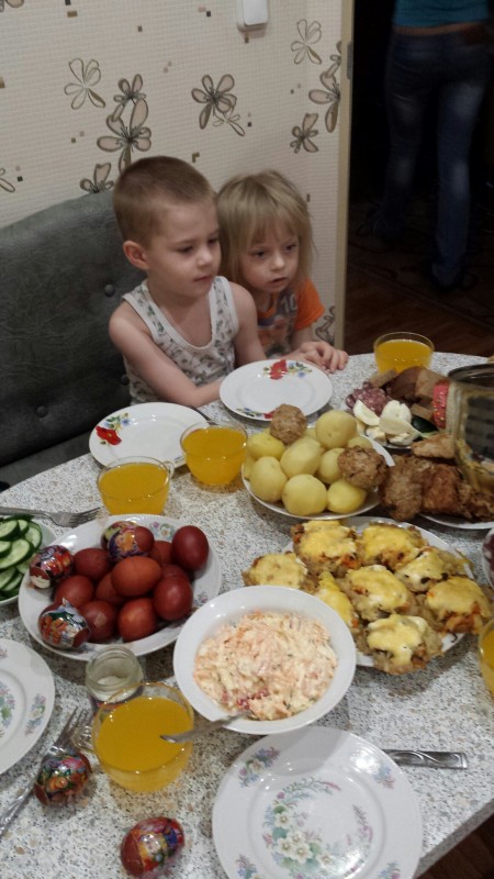 Первая в жизни крашенка и горы куличей. Пасха в нашем регионе в фотографиях из соцсетей (фото)