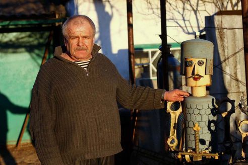 Пенсионер из Молодечно создает металлозавров из старых запчастей (фото)