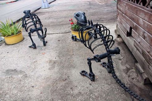 Пенсионер из Молодечно создает металлозавров из старых запчастей (фото)