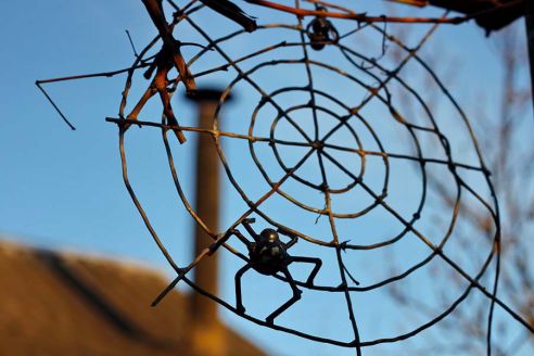 Пенсионер из Молодечно создает металлозавров из старых запчастей (фото)