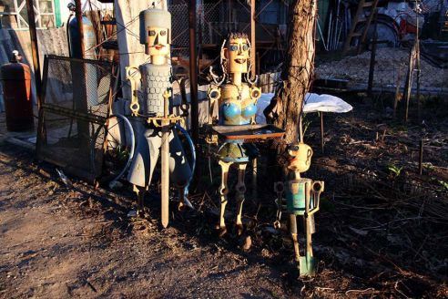 Пенсионер из Молодечно создает металлозавров из старых запчастей (фото)