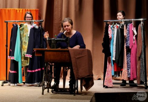 «Сыграли на уровне большой сцены». В Вилейке состоялась премьера спектакля «Зойкина квартира» (фото)