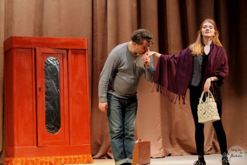 «Сыграли на уровне большой сцены». В Вилейке состоялась премьера спектакля «Зойкина квартира» (фото)