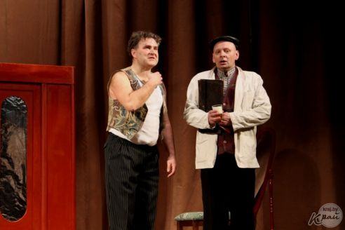 «Сыграли на уровне большой сцены». В Вилейке состоялась премьера спектакля «Зойкина квартира» (фото)