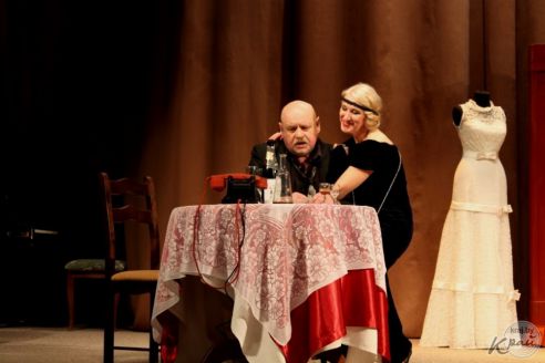 «Сыграли на уровне большой сцены». В Вилейке состоялась премьера спектакля «Зойкина квартира» (фото)