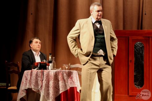 «Сыграли на уровне большой сцены». В Вилейке состоялась премьера спектакля «Зойкина квартира» (фото)