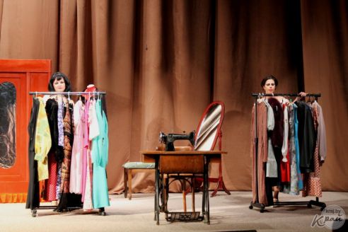 «Сыграли на уровне большой сцены». В Вилейке состоялась премьера спектакля «Зойкина квартира» (фото)