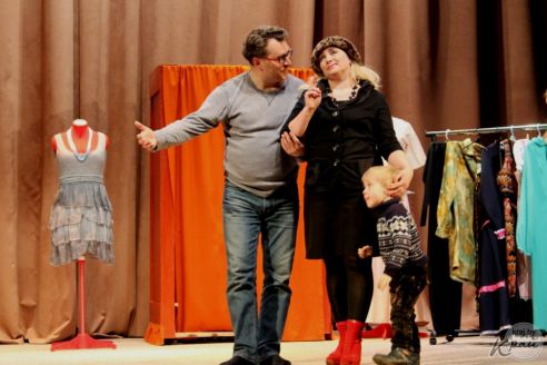 «Сыграли на уровне большой сцены». В Вилейке состоялась премьера спектакля «Зойкина квартира» (фото)