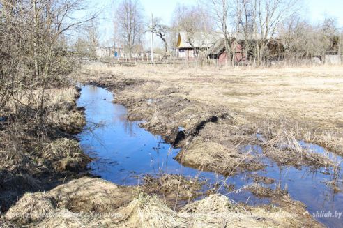 В Углянах Сморгонского района, выводя воду с затопленного места, сделали подъезды к близлежащим домам непригодными