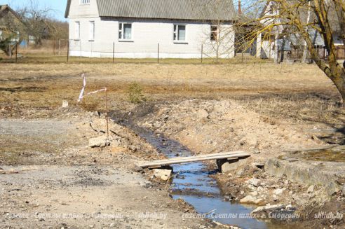 В Углянах Сморгонского района, выводя воду с затопленного места, сделали подъезды к близлежащим домам непригодными