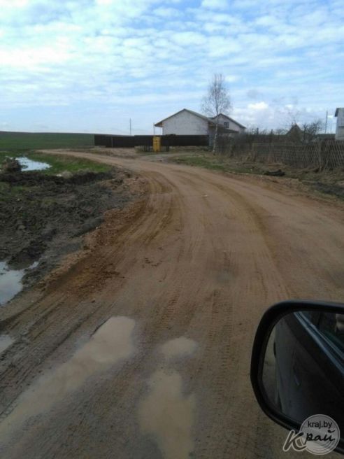 «Это просто чудо!» Жителям Селивоновки под Молодечно сделали проезд к домам (фото)