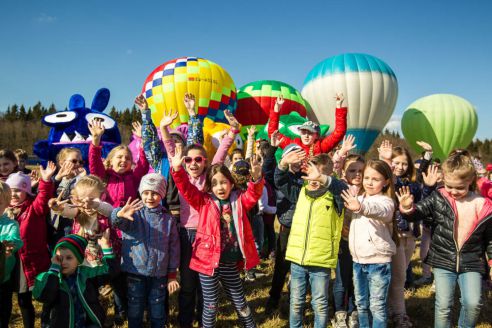 Бонстики заинтриговали белорусских детей и улетели из Беларуси