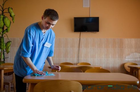 "Убираю, помогаю с лежачими больными, мету двор". Как вилейчанин проходит альтернативную службу в больнице