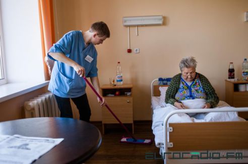 "Убираю, помогаю с лежачими больными, мету двор". Как вилейчанин проходит альтернативную службу в больнице