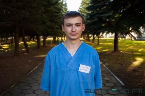 "Убираю, помогаю с лежачими больными, мету двор". Как вилейчанин проходит альтернативную службу в больнице