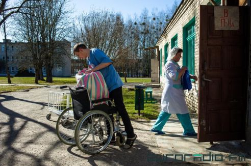 "Убираю, помогаю с лежачими больными, мету двор". Как вилейчанин проходит альтернативную службу в больнице