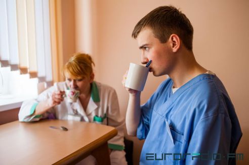 "Убираю, помогаю с лежачими больными, мету двор". Как вилейчанин проходит альтернативную службу в больнице