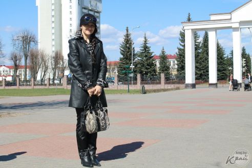 «Стригу кусты так, что люди спотыкаются». Молодечненка рассказала, как за 26 лет полюбила работу дворника (фото)