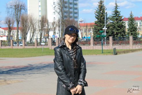 «Стригу кусты так, что люди спотыкаются». Молодечненка рассказала, как за 26 лет полюбила работу дворника (фото)