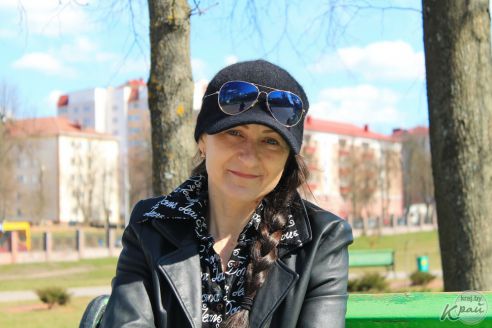 «Стригу кусты так, что люди спотыкаются». Молодечненка рассказала, как за 26 лет полюбила работу дворника (фото)