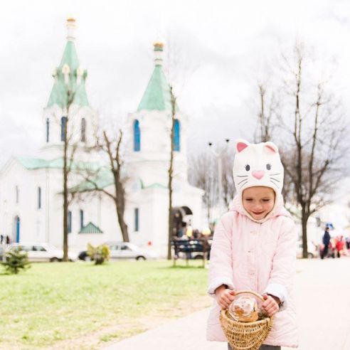 Первая в жизни крашенка и горы куличей. Пасха в нашем регионе в фотографиях из соцсетей (фото)