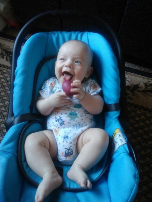 Первая в жизни крашенка и горы куличей. Пасха в нашем регионе в фотографиях из соцсетей (фото)