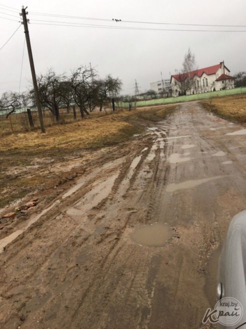 «На проезжей части нет живого места!» Молодечненцы отстаивают право на дорогу (фото)