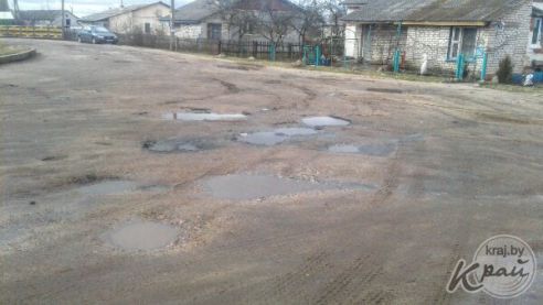 “Женщина с активной гражданской позицией”. Как жительница Чисти инициировала ремонт дорог в поселке (фото)