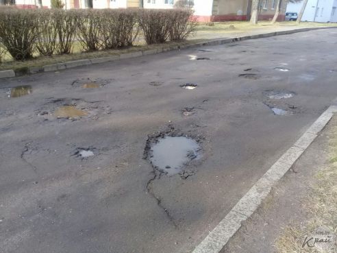 “Женщина с активной гражданской позицией”. Как жительница Чисти инициировала ремонт дорог в поселке (фото)