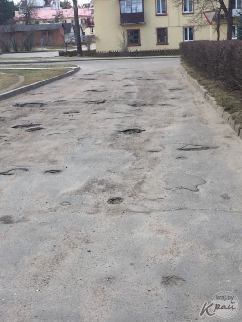 “Женщина с активной гражданской позицией”. Как жительница Чисти инициировала ремонт дорог в поселке (фото)