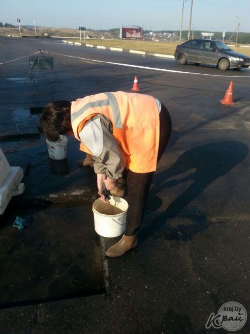 “Женщина с активной гражданской позицией”. Как жительница Чисти инициировала ремонт дорог в поселке (фото)