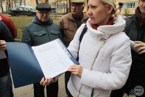 «Дойдем до Президента, а в бетоне жить не будем!» Молодечненцы против уплотнения двора по Великому Гостинцу (фото)