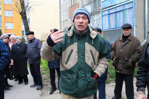 «Дойдем до Президента, а в бетоне жить не будем!» Молодечненцы против уплотнения двора по Великому Гостинцу (фото)