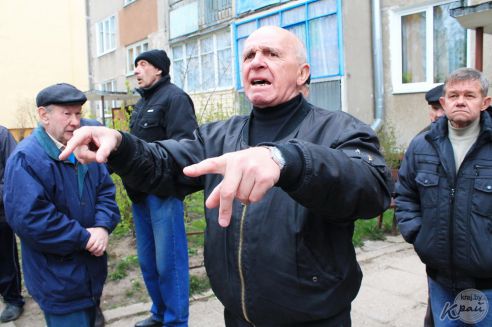 «Дойдем до Президента, а в бетоне жить не будем!» Молодечненцы против уплотнения двора по Великому Гостинцу (фото)