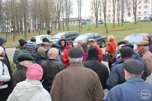 «Дойдем до Президента, а в бетоне жить не будем!» Молодечненцы против уплотнения двора по Великому Гостинцу (фото)