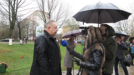 Склоним головы в знак светлой памяти